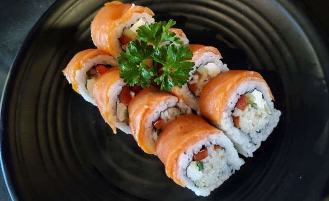 Smoked Salmon Cream cheese Roll (8pcs)