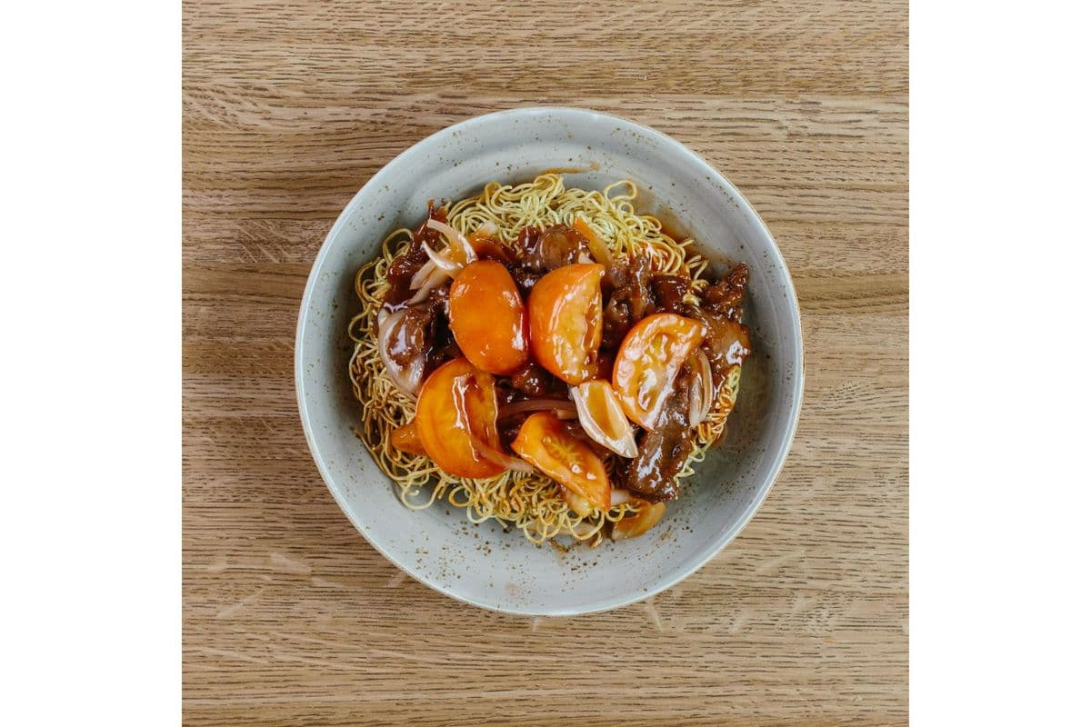 Lo Mein with Beef and Tomato (Semi-Crispy)