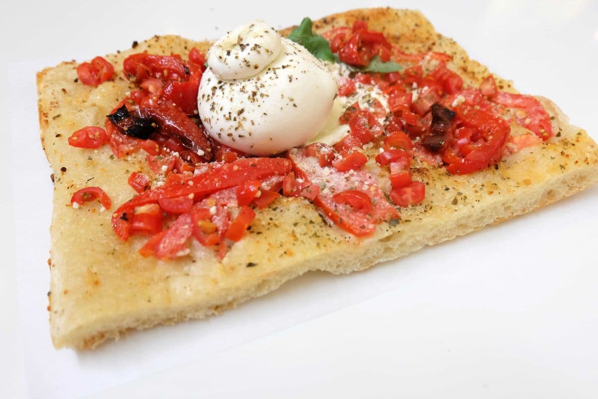 Pizza base à l'ail, tomates, tomates cerises, fromages burrata et parmesan, basilic