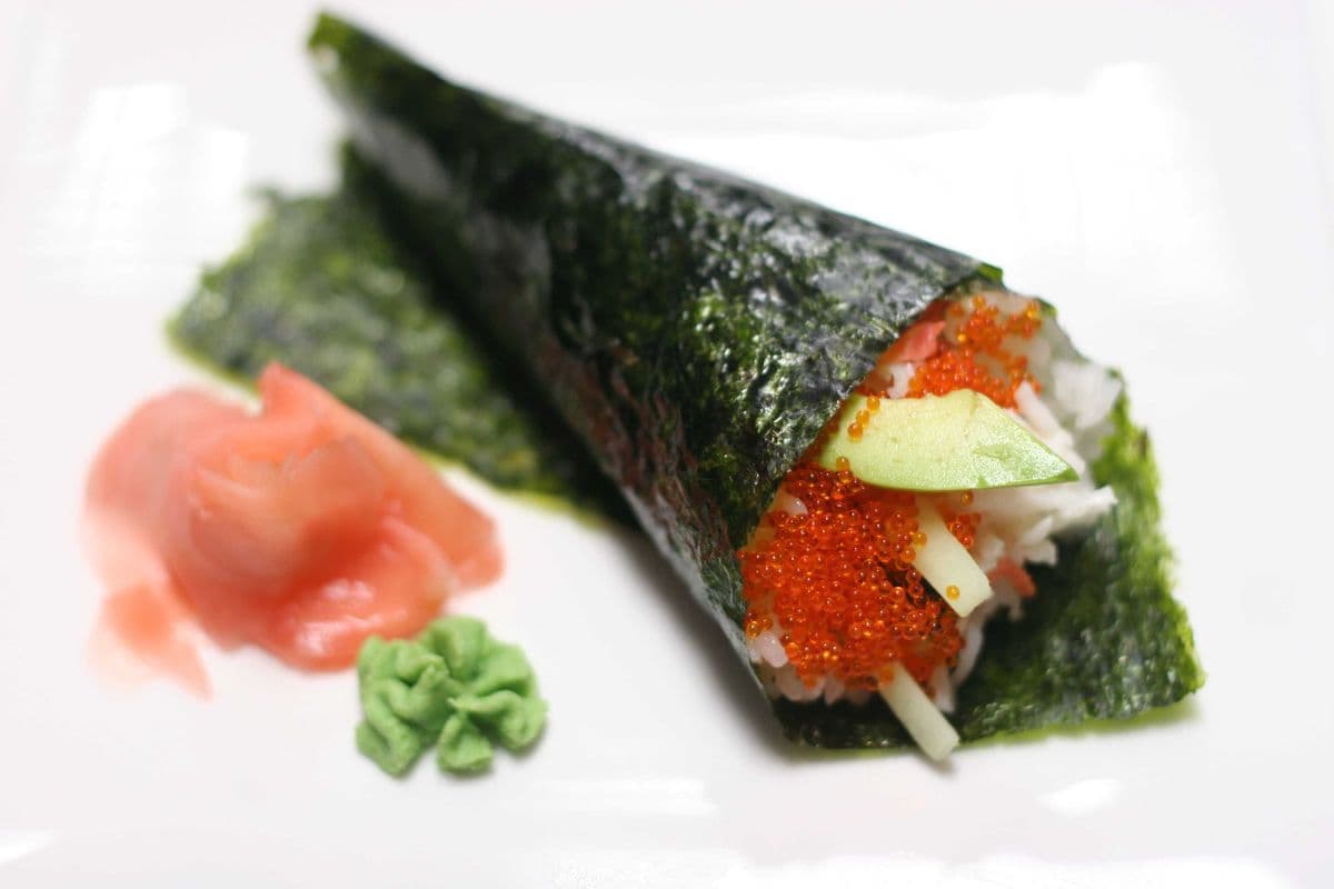 106. Tobiko Temaki