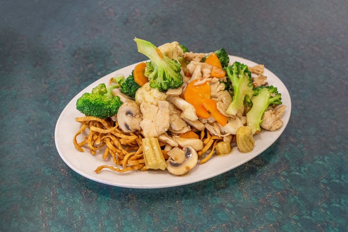 52. Sliced Chicken Breast with Vegetables and Egg Noodle (Soft or Crispy)