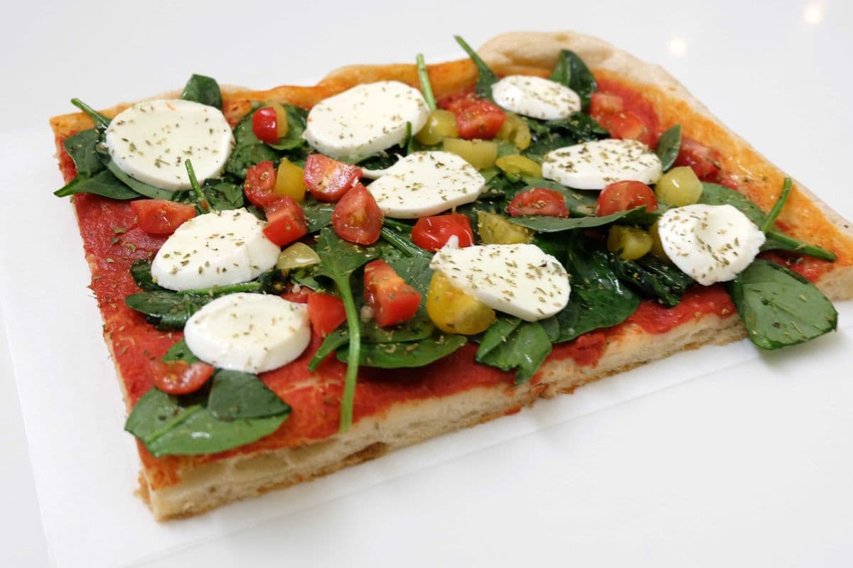 Pizza sauce tomate, épinards, fromage bocconcini et tomates cerises
