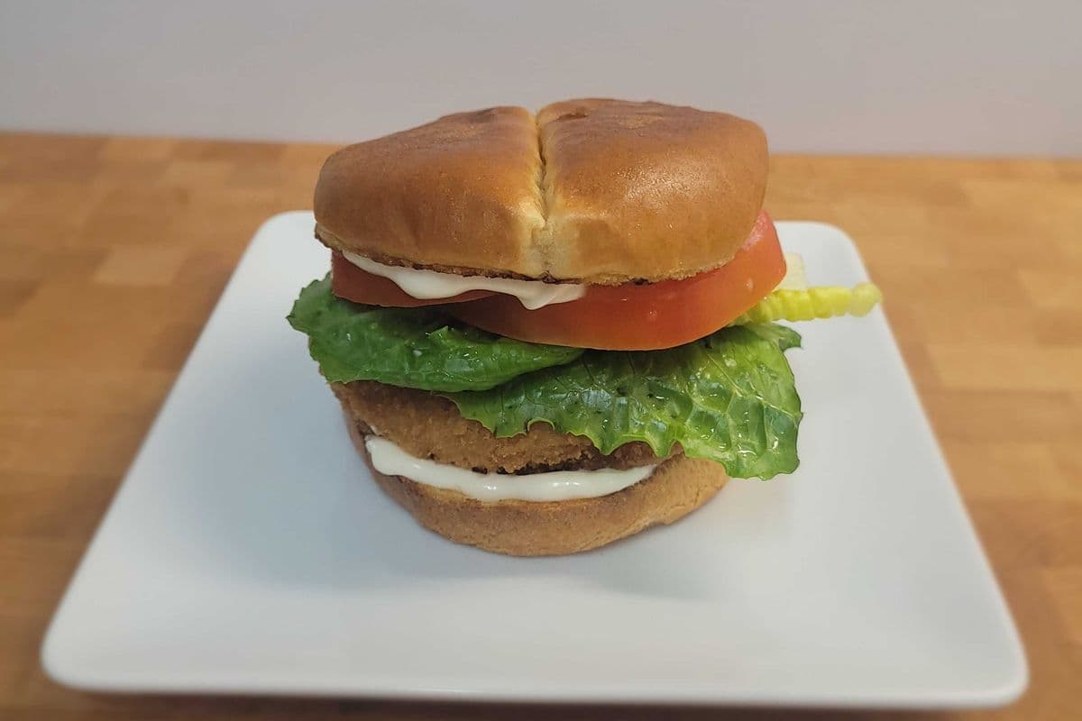 Hamburger Poulet Panné (Breaded Chicken Burger)