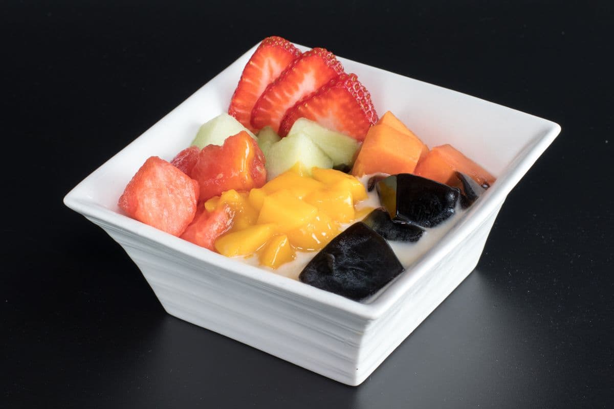 G2. Black Grass Jelly with Mixed Fruits and Coconut Milk 鲜杂果仙草