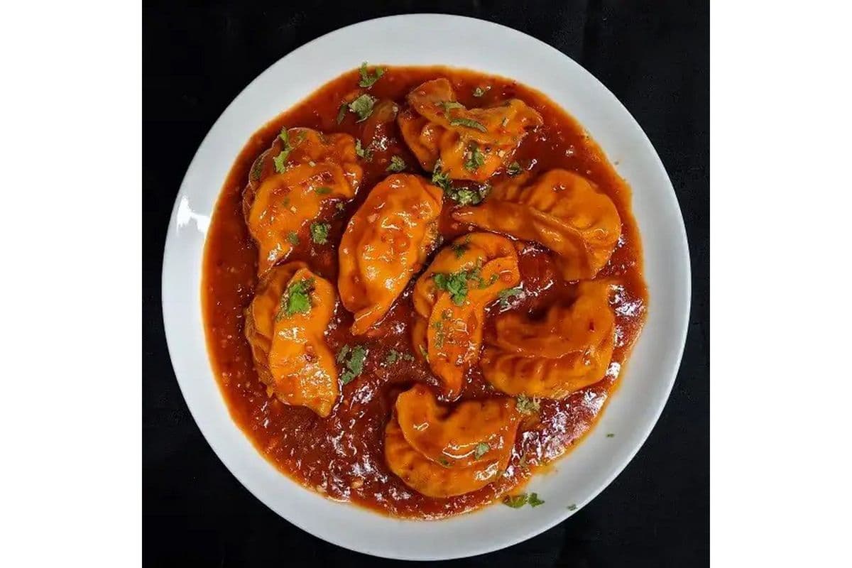 Gravy Chicken Momos (6 pcs)