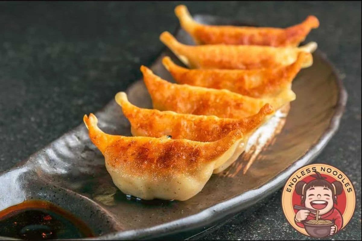 A1. Pot Sticker Dumplings (6 pcs) 锅贴
