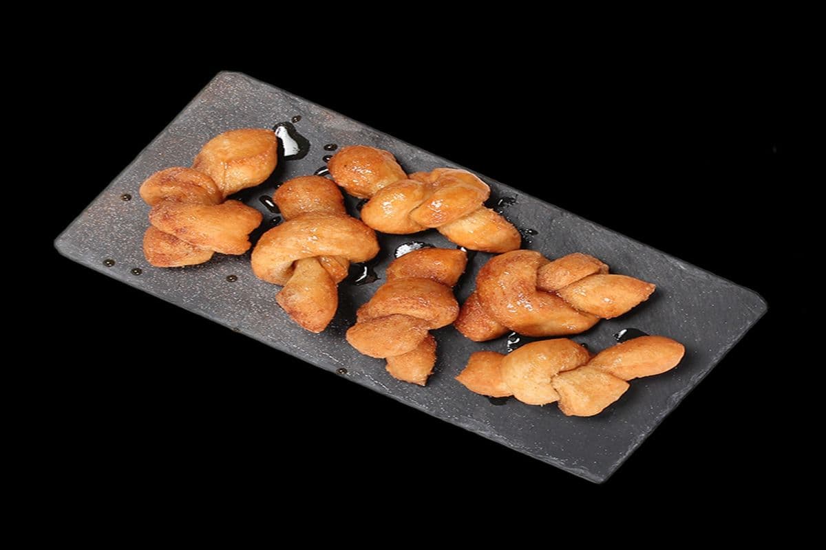 Six Maple Cinnamon Sweet Knots (6 pcs)