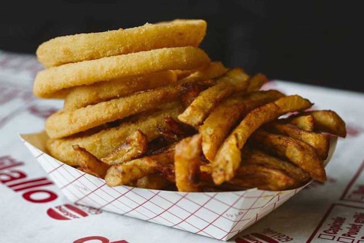 Moitié rondelles d'oignon et moitié frites
