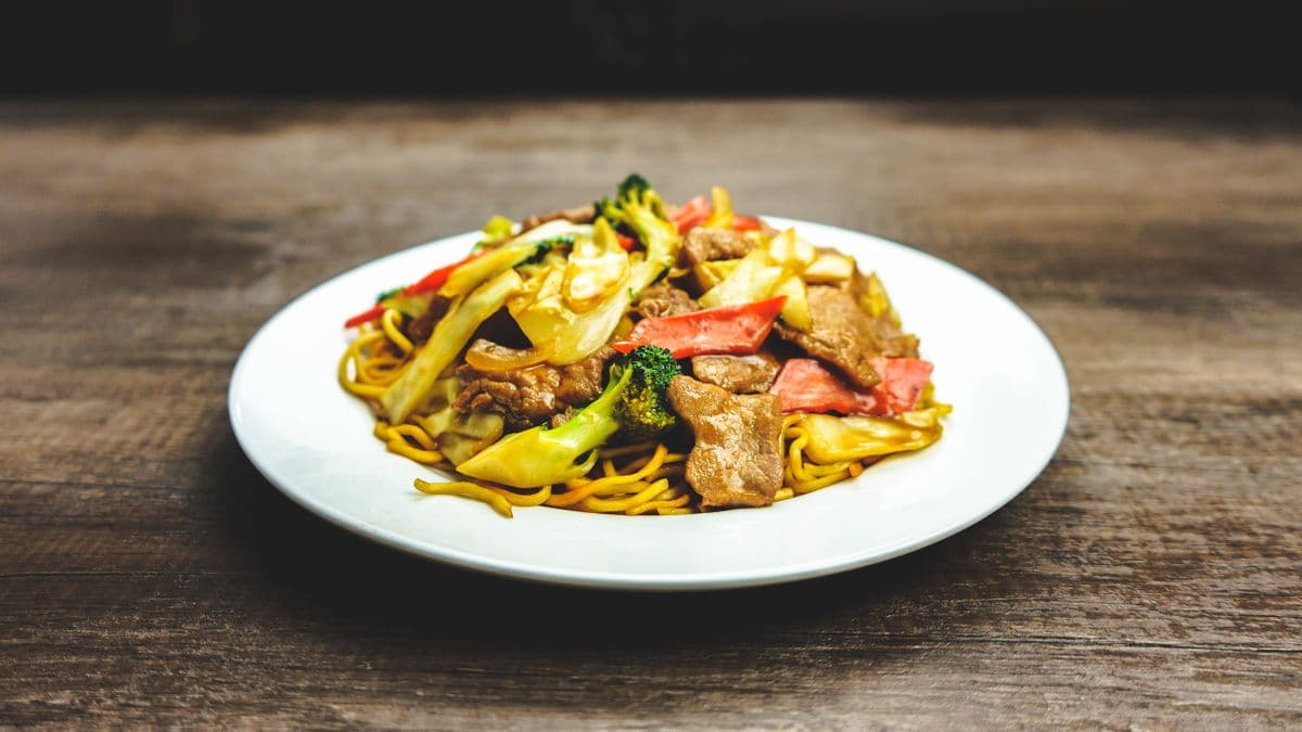 15. Beef in Black Bean Sauce with Fried Noodles Lunch