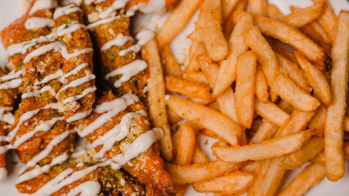Wings (1 lb), Fries, and Dip