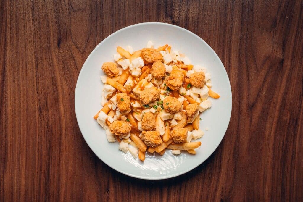 Petite poutine au poulet popcorn