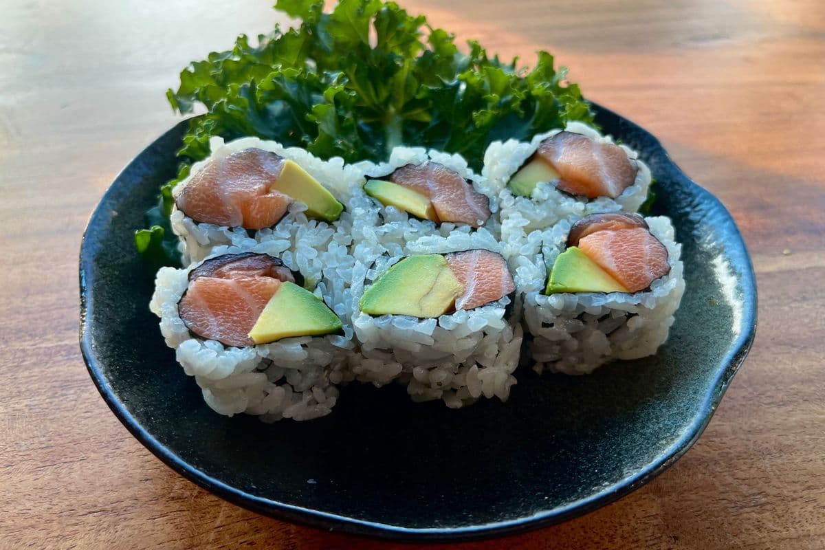 121A. Salmon and Avocado Roll (6 pcs)