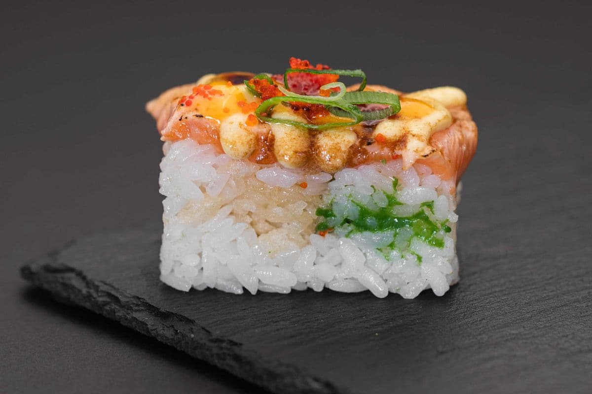 Aburi Salmon Oshi (6 pcs)