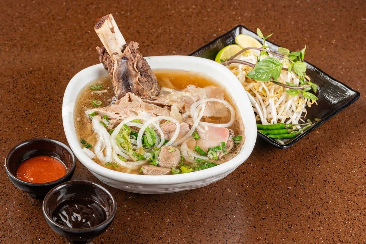 122 - Signature Beef Noodle Soup with Short Rib (招牌牛肋骨牛肉粉)