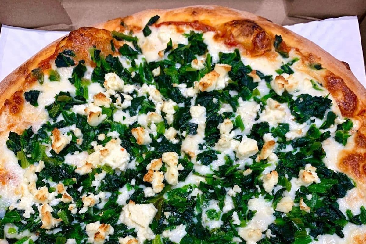 Pizza extra-large aux fromage feta et épinards avec aneth 16" / 16" Extra-Large Feta Cheese with Spinach and Dill Pizza