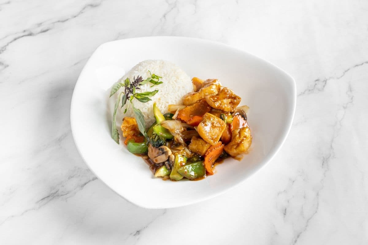 219. Tofu in a Spicy Saté Sauce with Vegetables on Rice