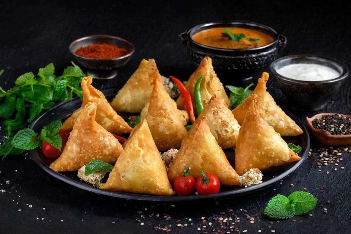 Butter Chicken Samosa (frozen) (1piece)