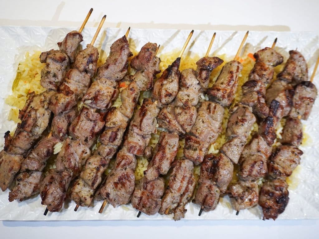 Family special- 10 Bâtonnets de Souvlakis au Porc + Frites ou Riz format familial