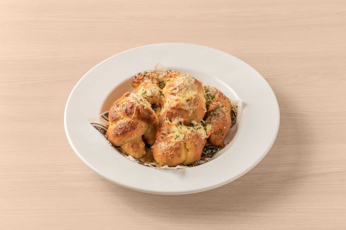 CHEESY GARLIC KNOTS