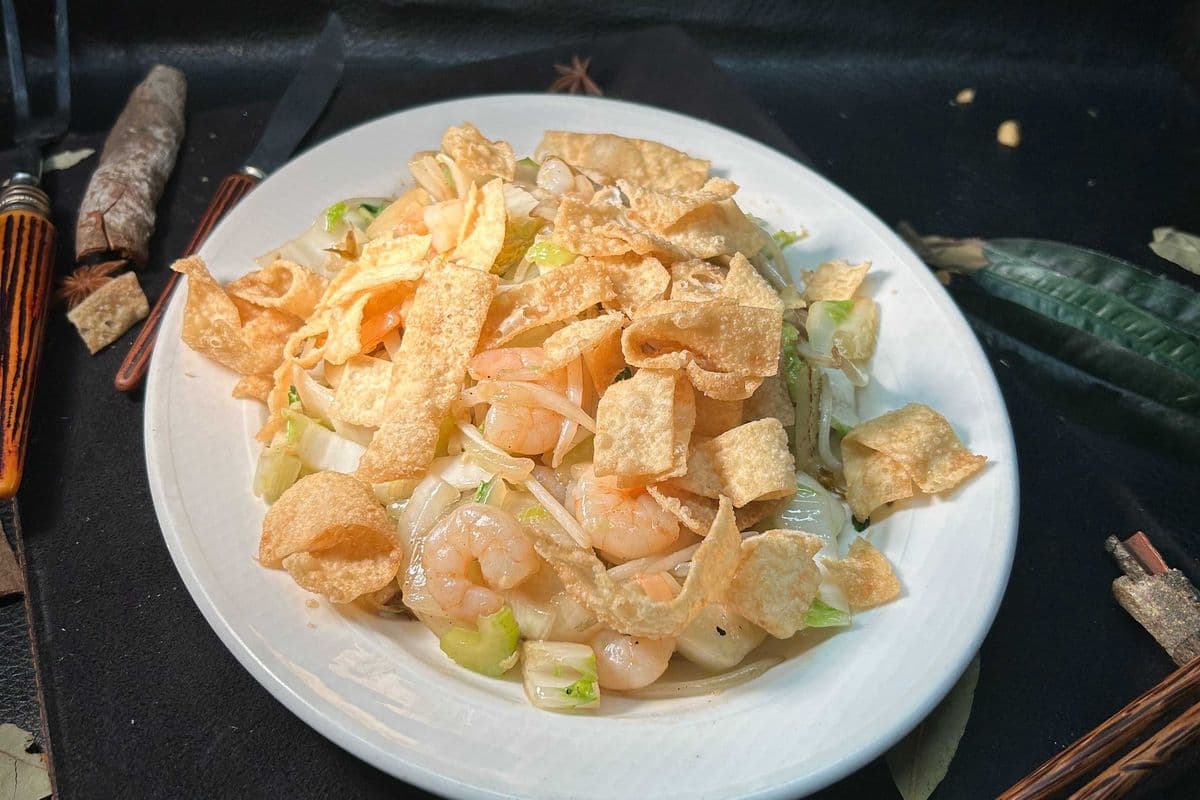 Shrimp chop suey and crispy noodle top.