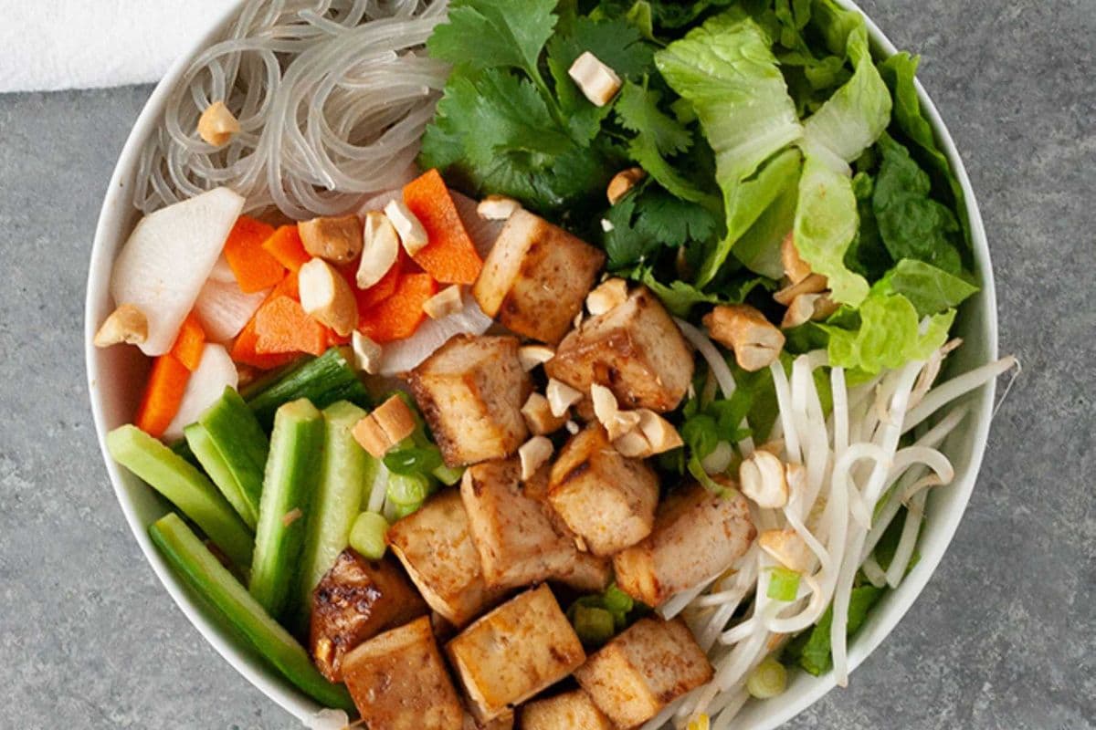 V25. Rice vermicelli with lemon grass tofu