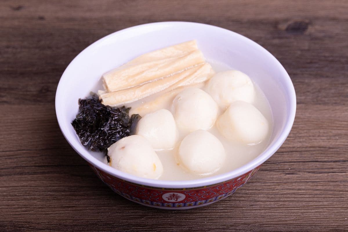 D16. Seaweed Beancurd Cuttlefish Ball and Dace Fish Ball in Soup (紫菜腐竹魚蛋&墨魚丸湯)