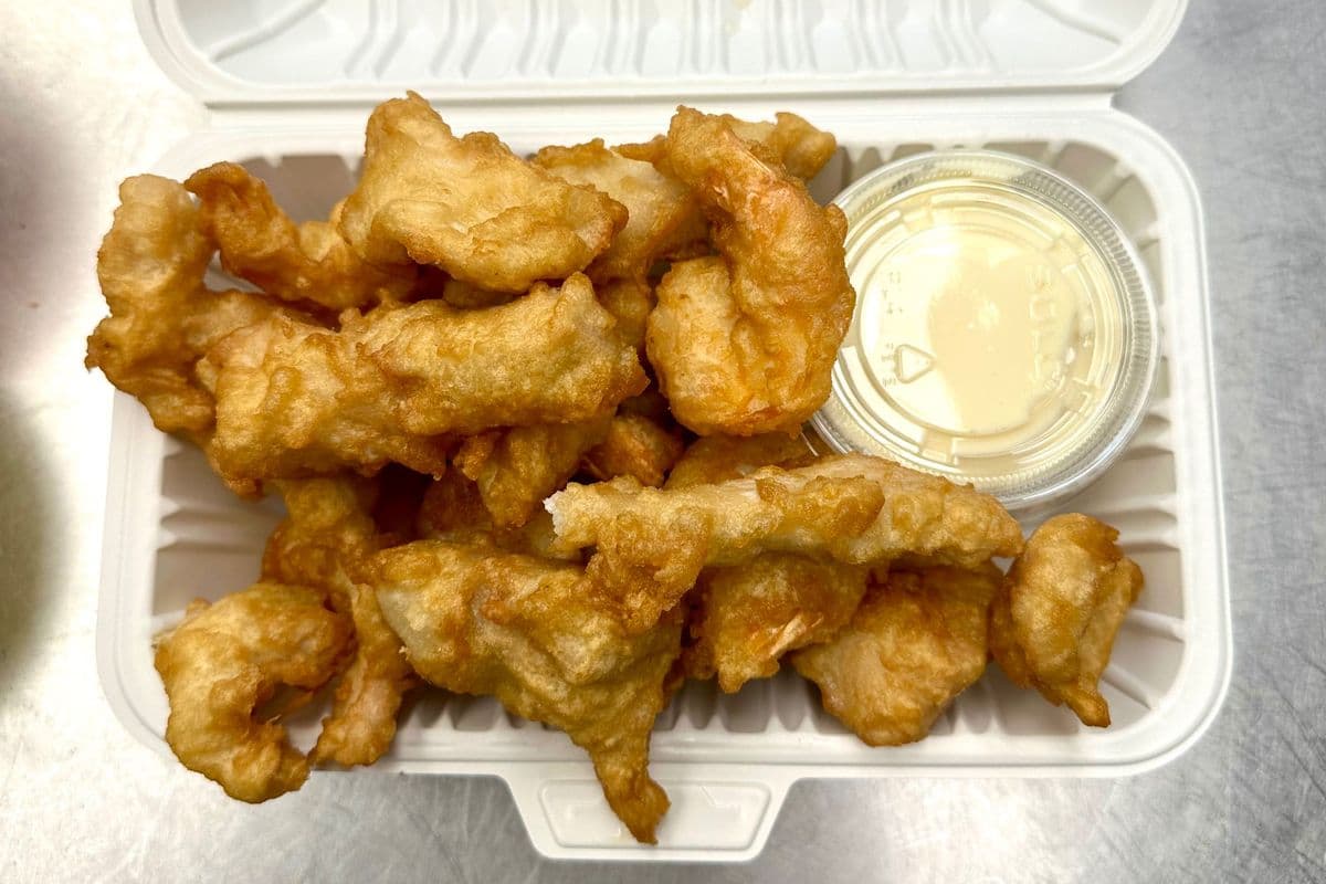 F19. Crevettes panées frites et poulet avec sauce mayonnaise / Fried Battered Shrimp and Chicken with Mayonnaise Sauce