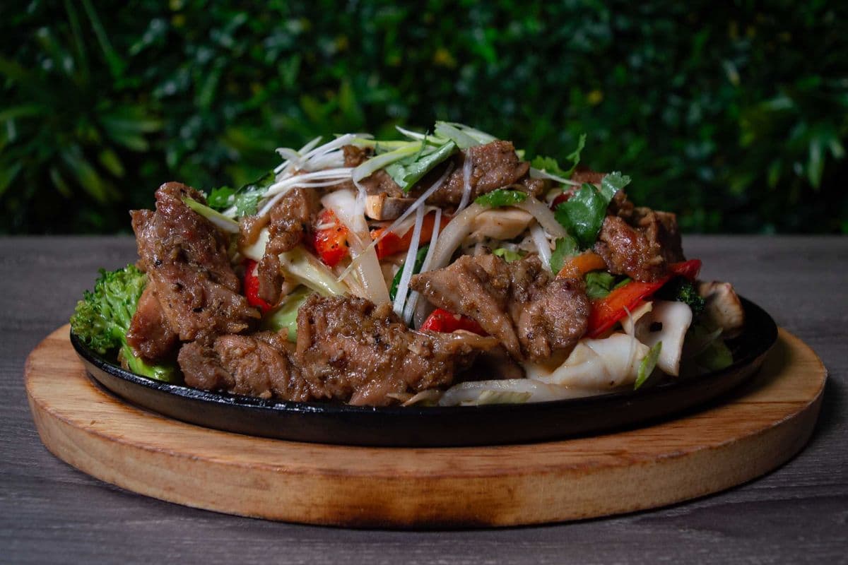 M7. Stir Fried Chicken and Vegetable on Sizzling Plate (Ga Xao Rau Cai Tren Dia Sat)