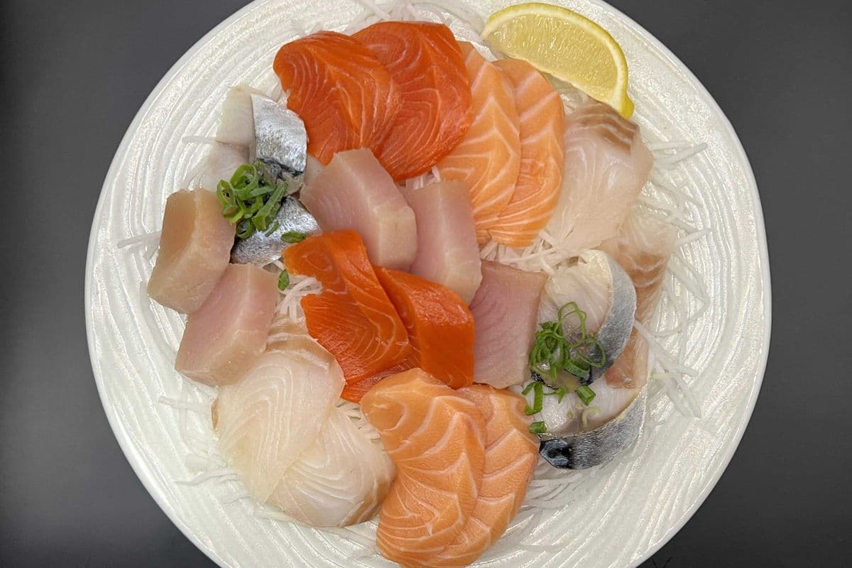 Medium Sashimi Platter (20 pcs)