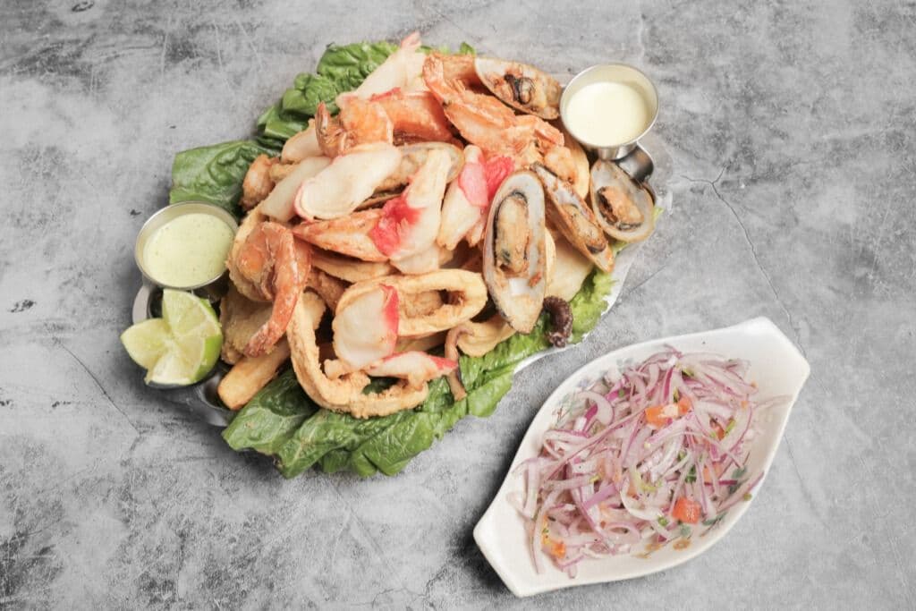 Bouchées de poisson, calmar, pieuvre, moules et crevettes / Jalea melchorita