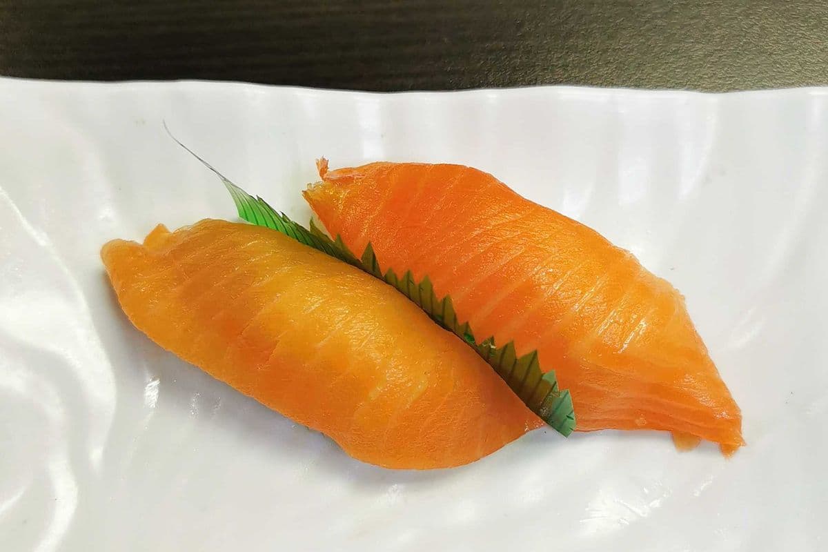 Smoked Salmon Sushi (2 pcs)