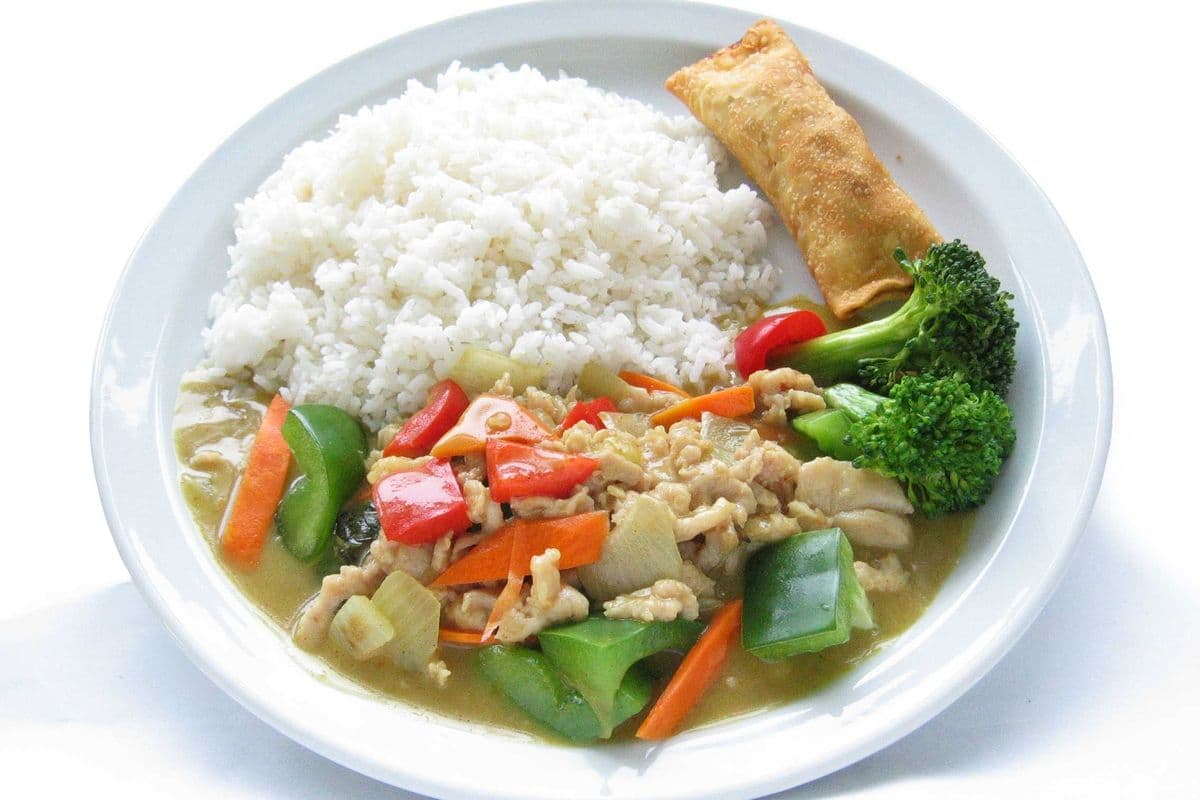 C 8. Poulet ou Boeuf à la sauce au cari / Curry Chicken or Beef