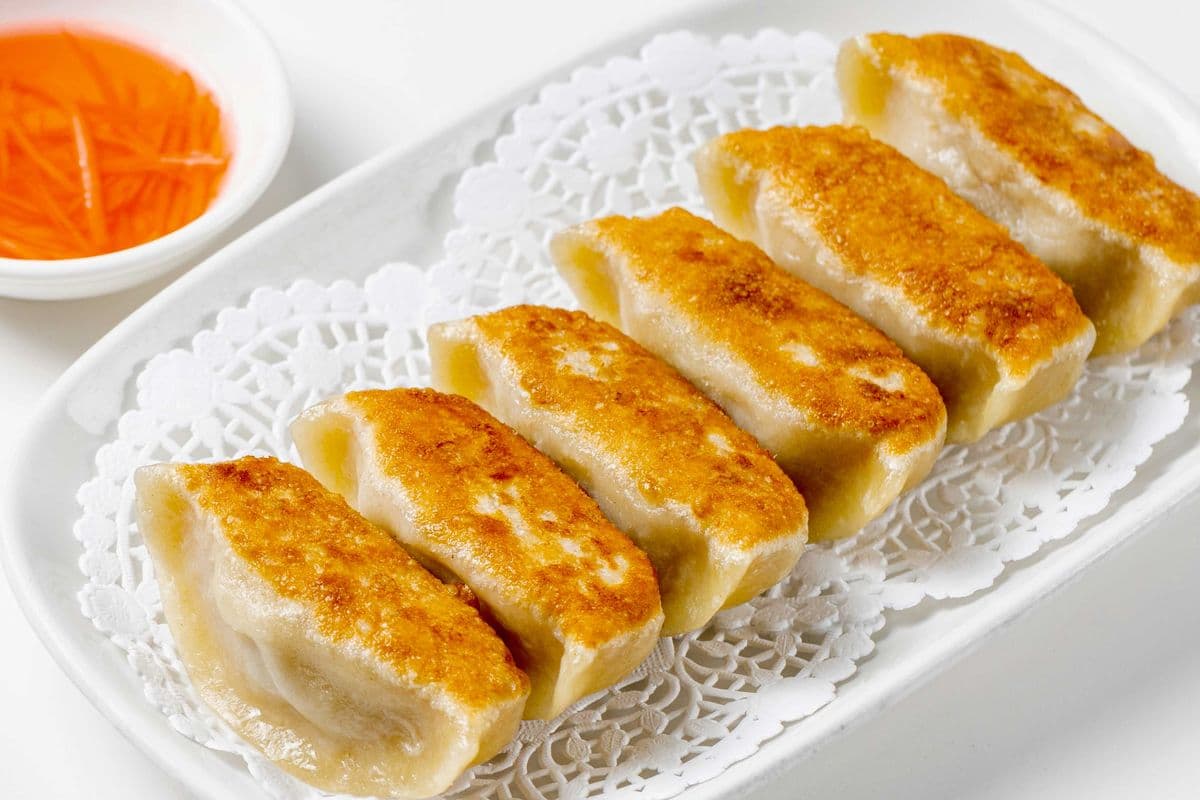 004. Pan-Fried Pork Dumplings 鮮肉鍋貼 (6 pcs)