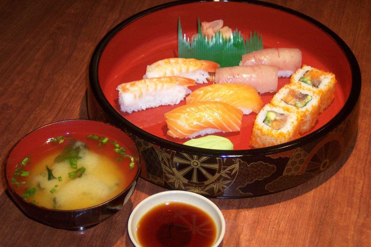 Assorted Sushi (9 pcs)