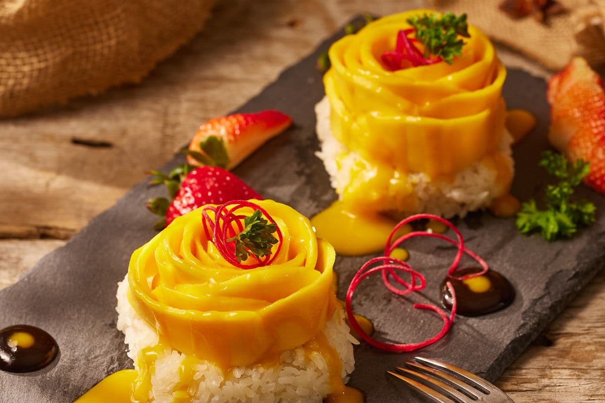 D1. Coconut Sticky Rice with Mango (2 pcs)