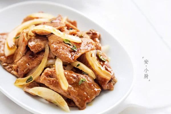 107. Stir-Fried Onion Beef with Sweet Brown Sugar Sauce