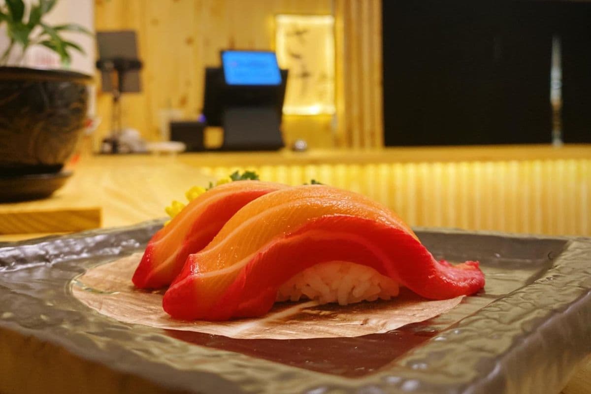 Cured Salmon (Sake) Sushi (2 pcs)