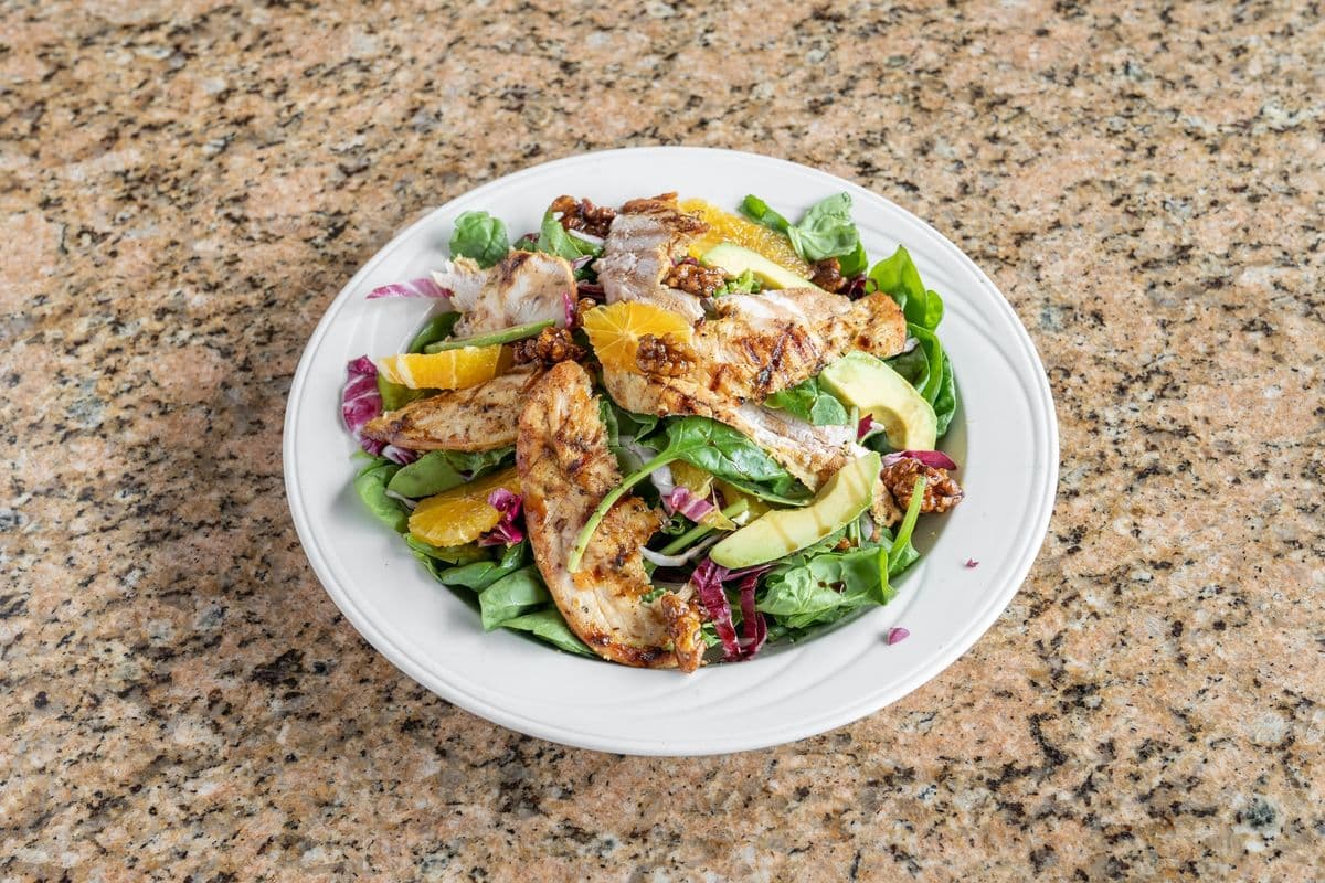 Salade aux épinards et au poulet grillé