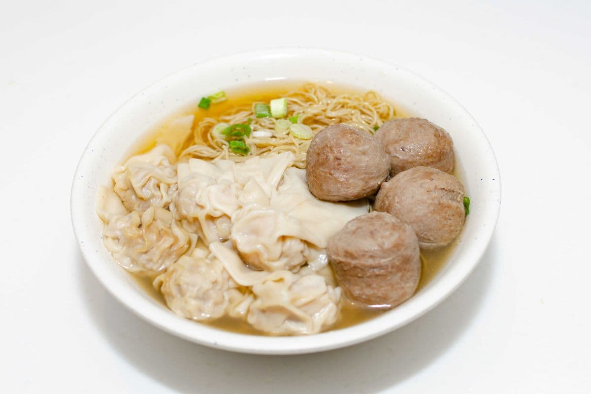 172 Beef Ball and Wonton with Noodle in Soup 牛丸雲吞麺
