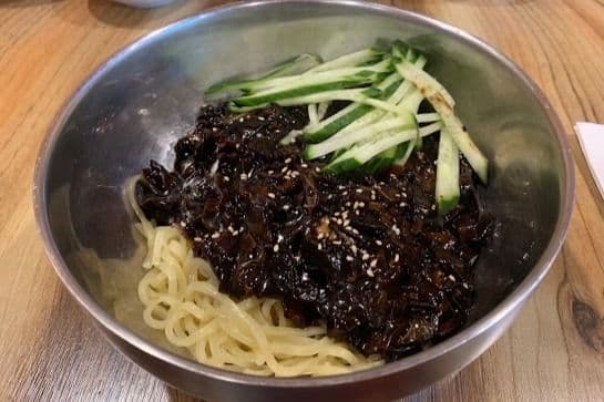 25. Nouilles a la sauce aux haricots noirs au porc emincees / Black-bean Sauce Noodles with Pork