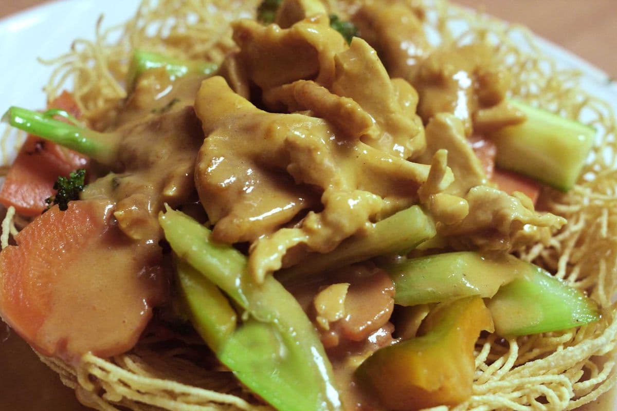 T7B. Poulet et crevettes à la sauce aux arachides avec légumes / Chicken and Shrimp with Peanut Sauce and Vegetables