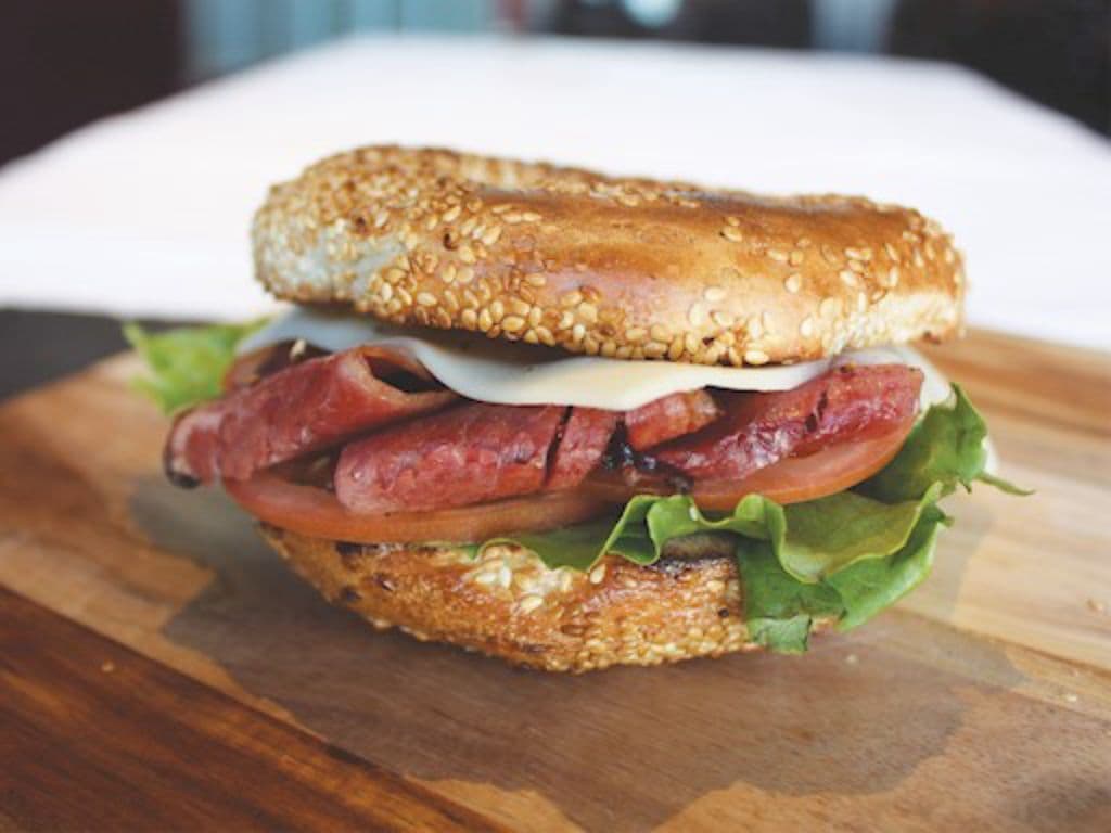 Bagel à la viande fumée / Smoked Meat Bagel