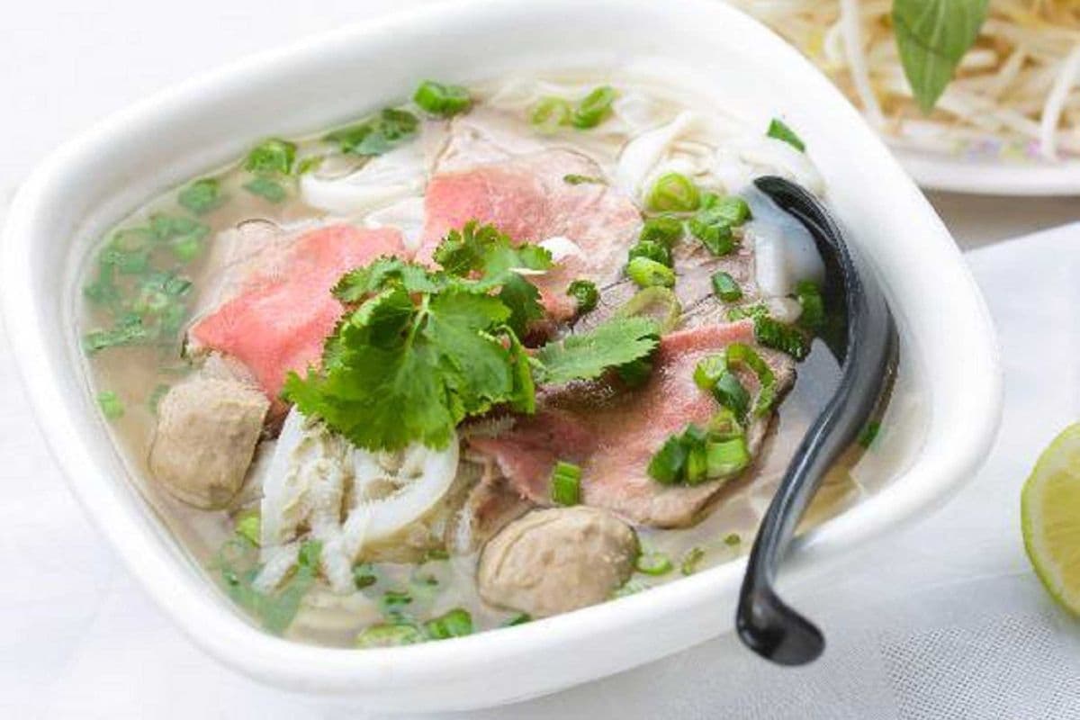 115 - Rare beef, Flank Brisket, and Tripe Noodle Soup （生牛肉，熟腩， 百叶） - Pho Tai, Nam Sach
