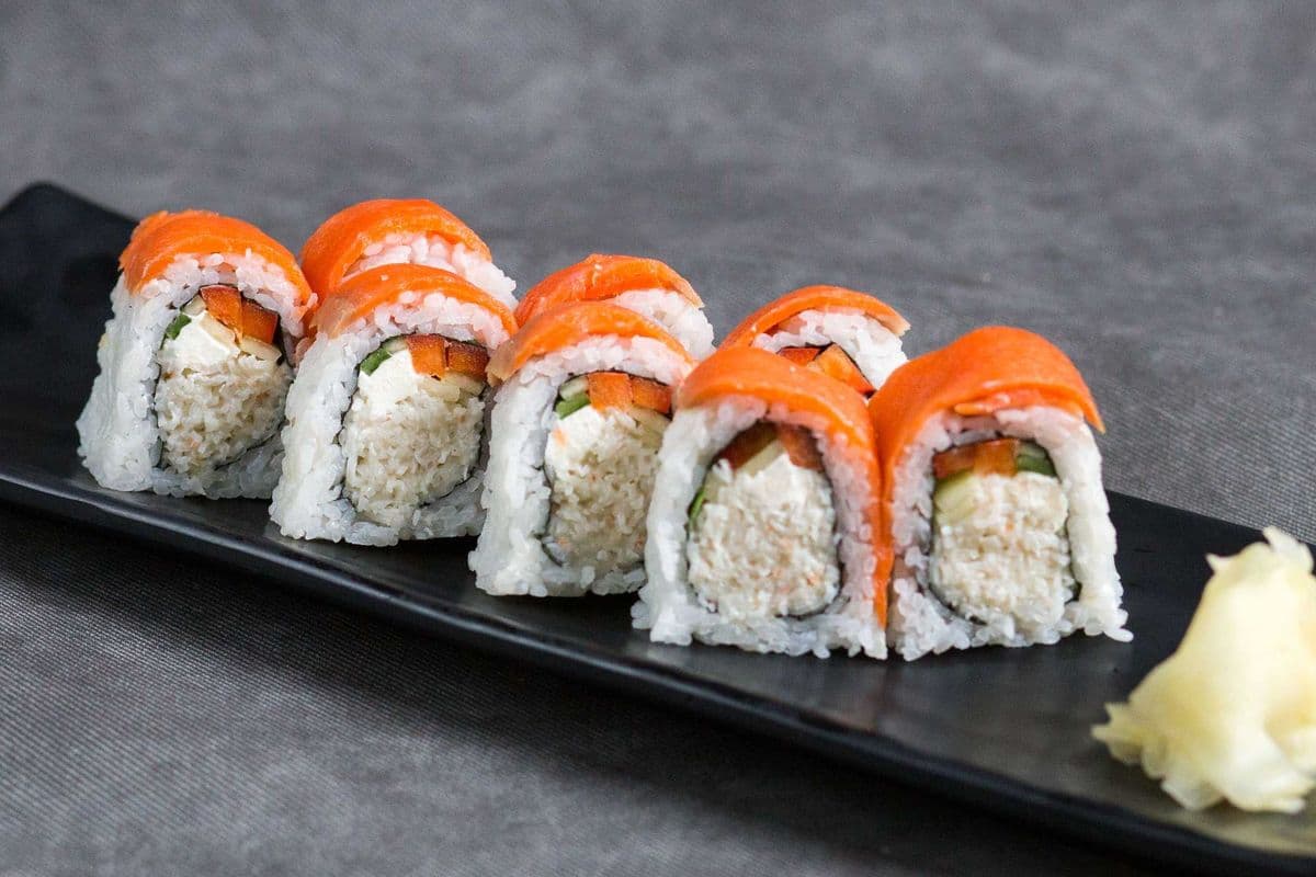 Smoked Salmon Cream Cheese Roll (8 pcs)
