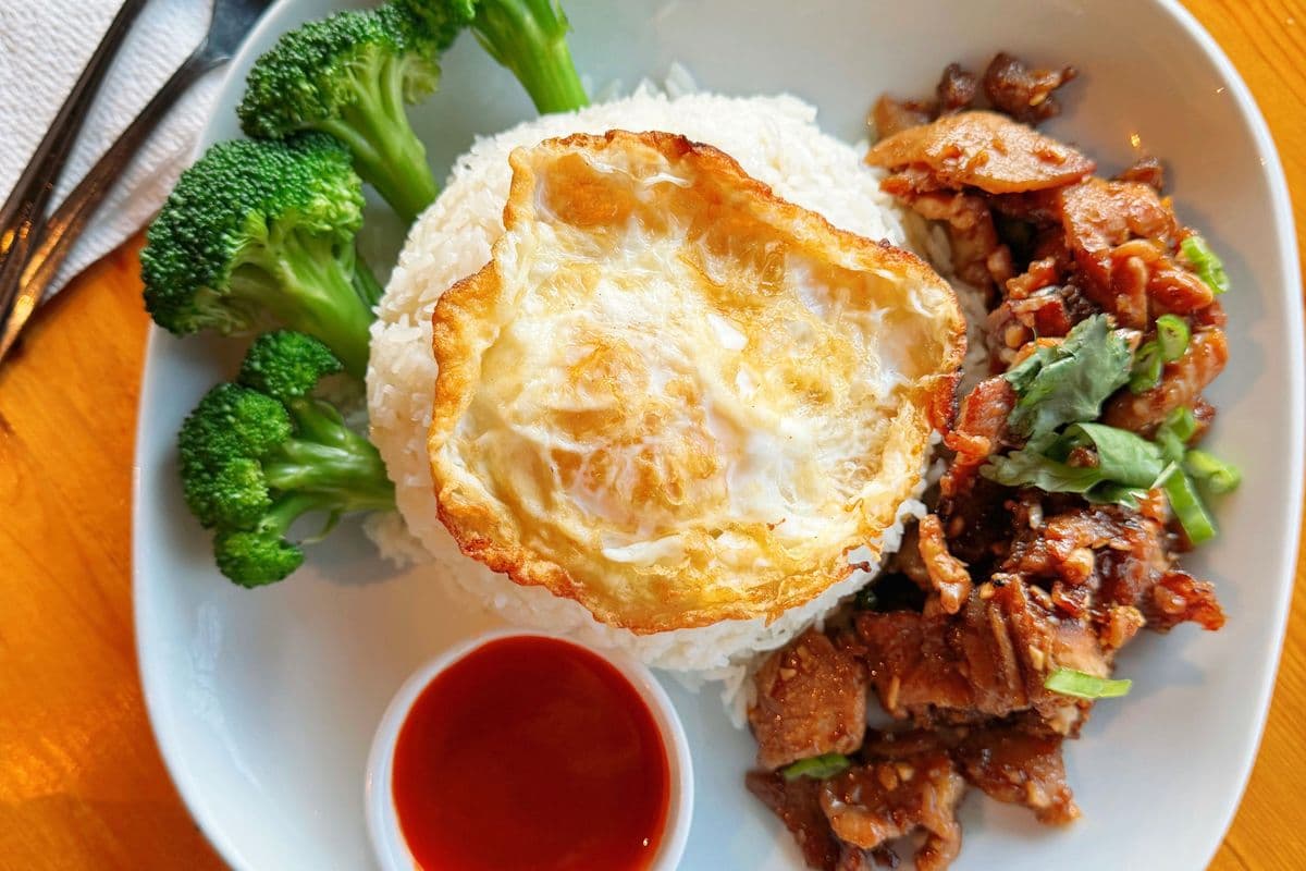 SIG1. Moo Tod Gratiem Kai Dao Rad Khao (Garlic Pepper Pork)