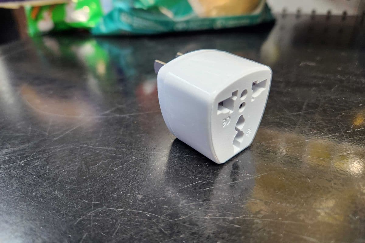 Universal travel adapter (UK, Europe to US power plug) - Adaptateur de voyage universel (prise d'alimentation Royaume-Uni, Europe vers États-Unis)