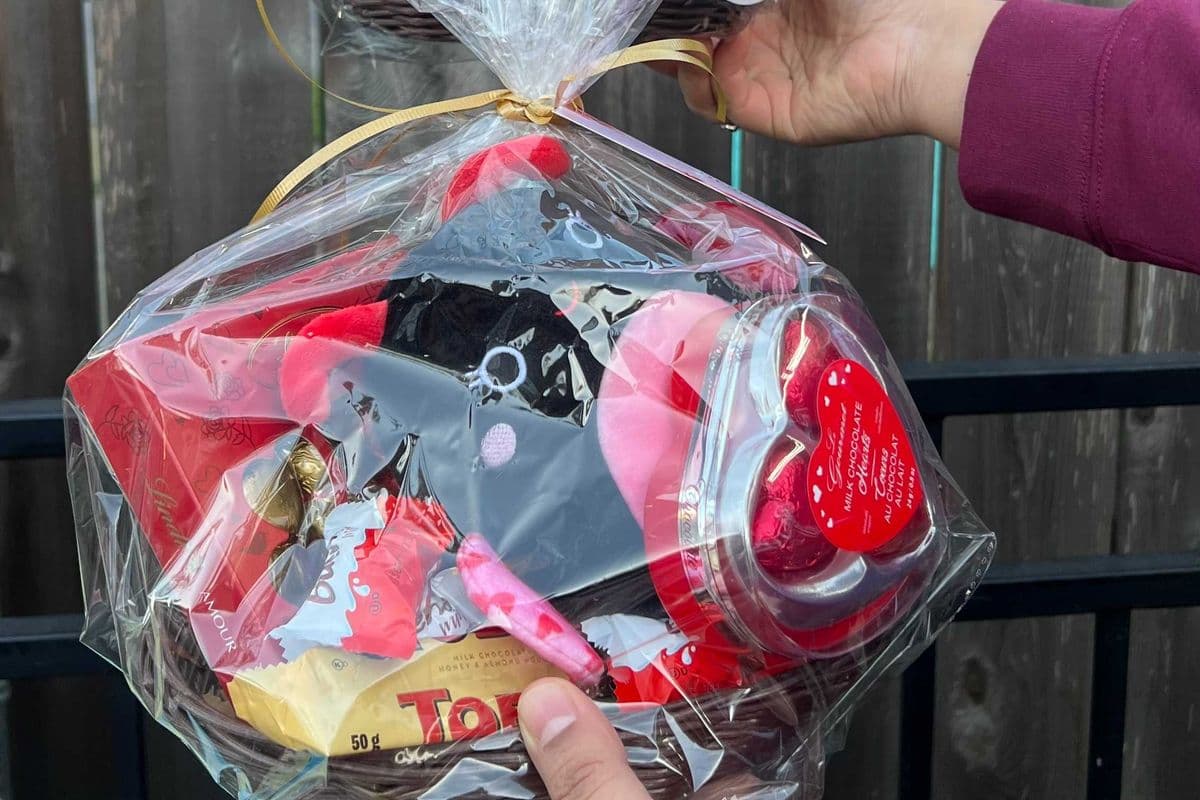 Happy Valentine Gift basket Medium