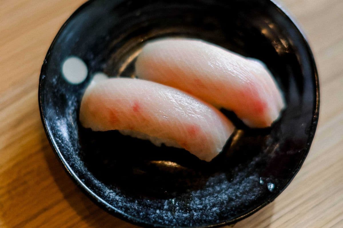 Hamachi Sushi (Yellow Tail) (2 pcs)