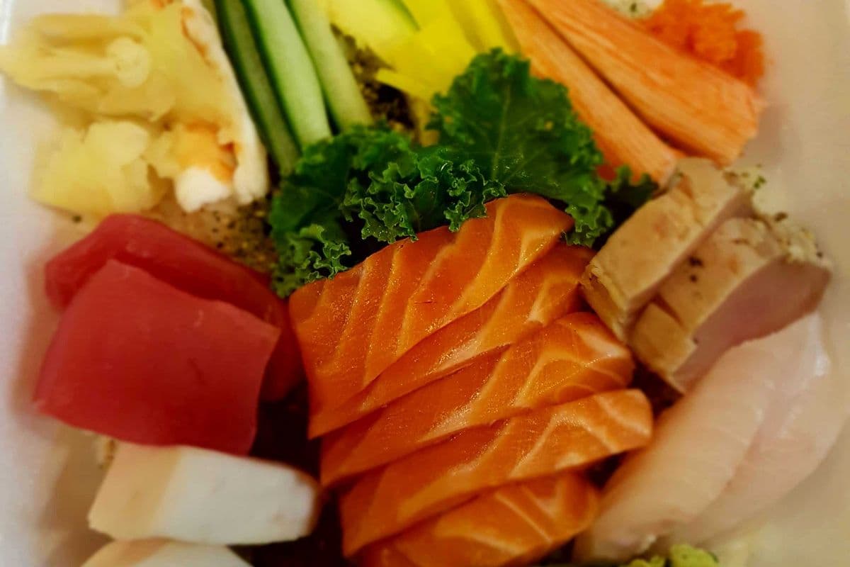 Chirachi Sushi (13 pcs Sashimi)