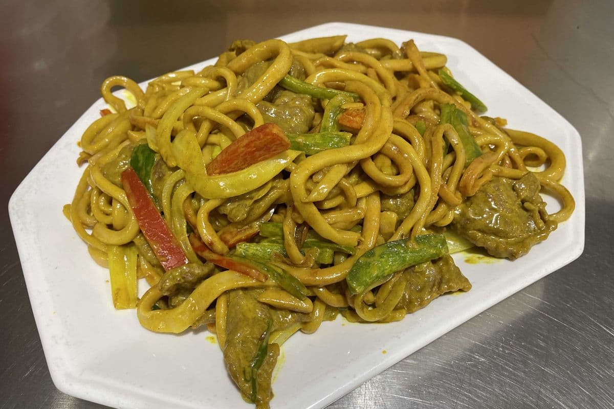 F10. Curry Chicken or Beef Chow Mein (咖喱雞肉/牛肉炒麵)